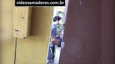 Voyeur filmon çiftin e ri të ndyrë derisa zbulon pamjet video